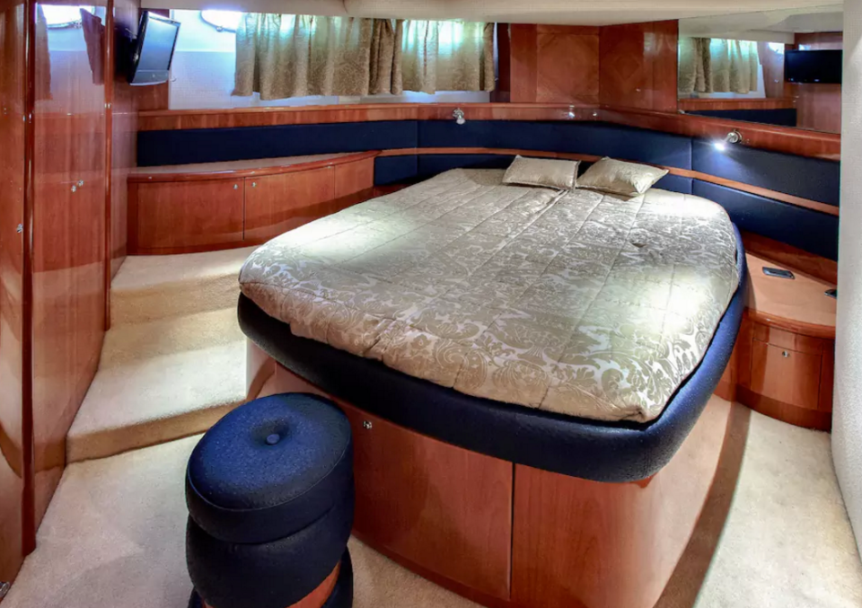 <p>The massive cabin boasts a king-size bed.<br>(Airbnb) </p>