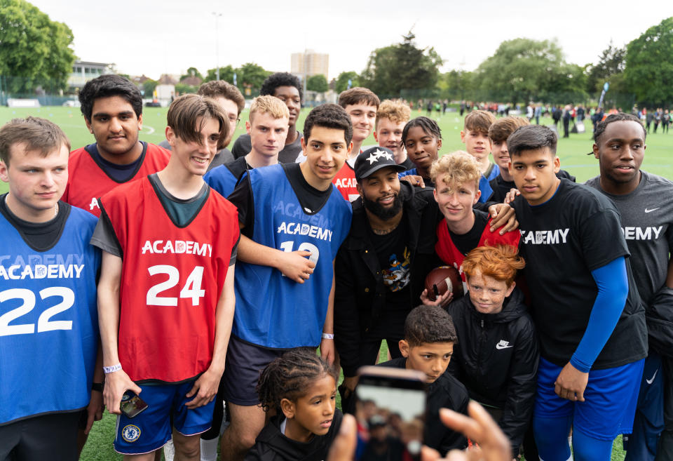 Odell Beckham Jr poses with NFL hopefuls (NFL/Romel Birch)