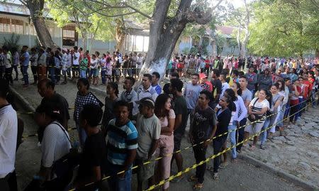 East Timorese wait in line to cast their ballot in parliamentary elections in Dili, East Timor July 22, 2017. REUTERS /Lirio da Fonseca