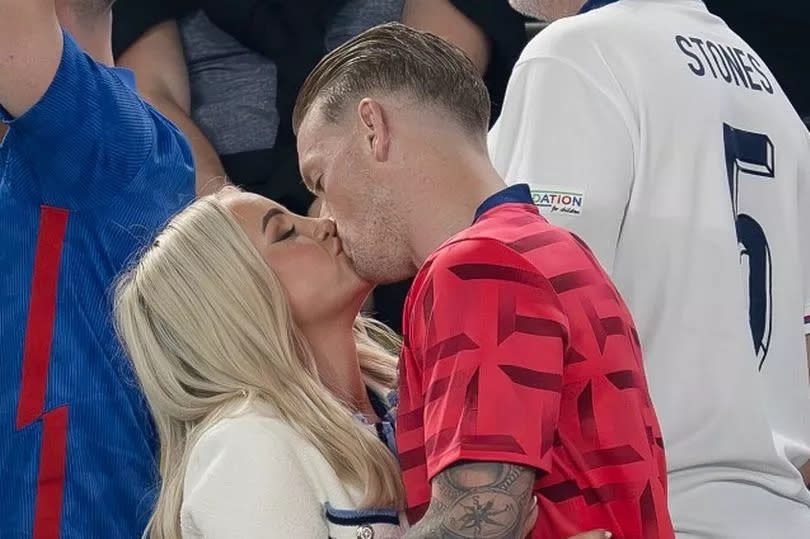 Goalkeeper Jordan Pickford got a kiss from his stunning wife Megan