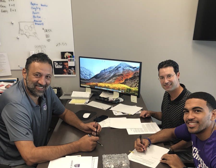 Sacramento Kings general manager Vlade Divac is happy to show you his dry-erase board. (Twitter)