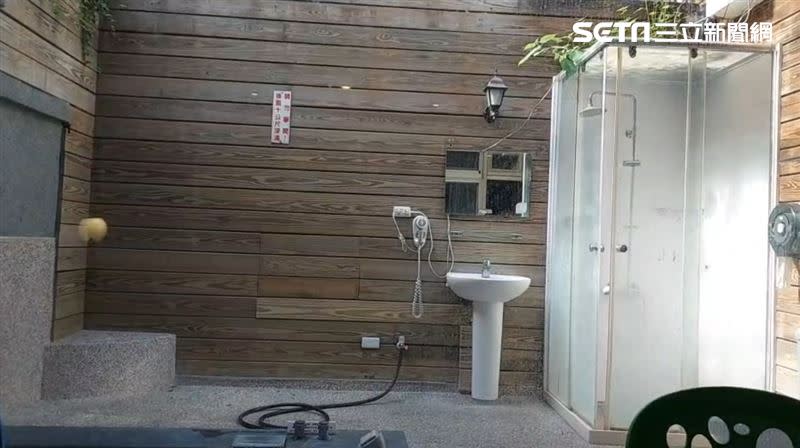 浴廁後方有十公尺深溝，業者強調不會有春光外洩的危險。 （圖／翻攝畫面）