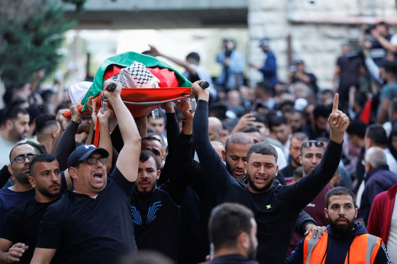 FOTO DE ARCHIVO: Un grupo de dolientes lleva el cuerpo de un palestino que murió a manos de soldados israelíes en Ramala, Cisjordania