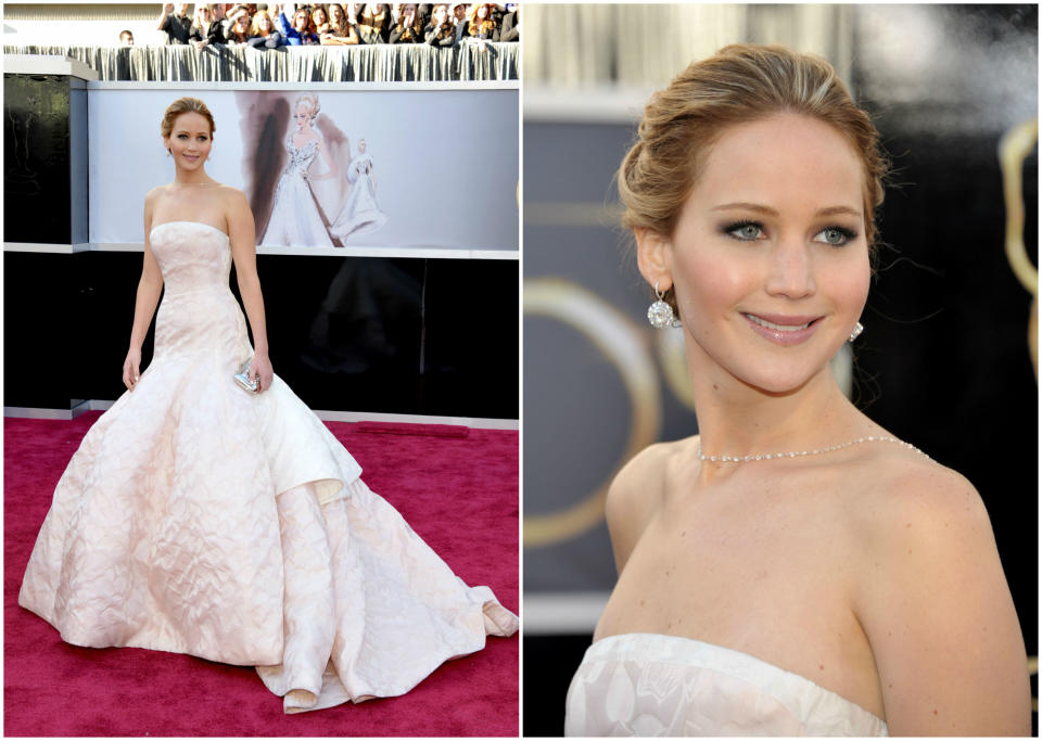 <p>Si hay un vestido icónico en el armario de Jennifer Lawrence, es el que se enfundó para recoger su primer Oscar. Ni siquiera su caída consiguió restarle elegancia a este Dior. (Foto: Gtres). </p>