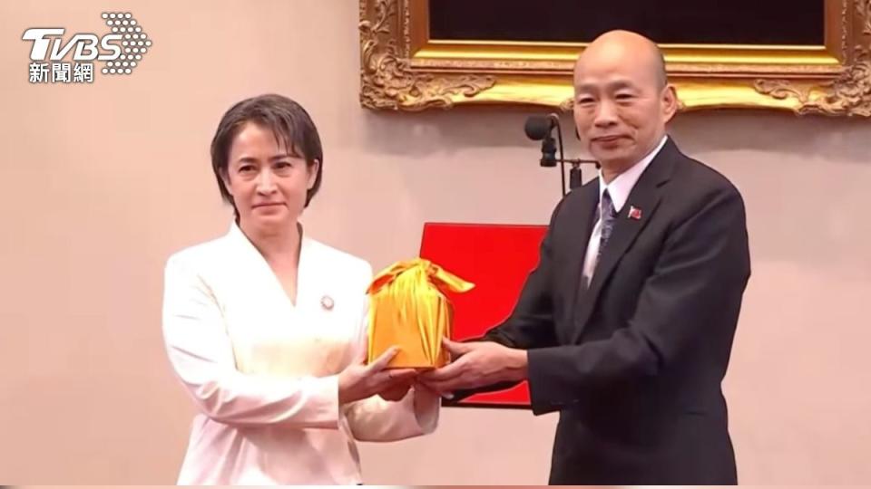 立法院長韓國瑜授予總統、副總統印信，也象徵賴蕭正式就職。（圖／TVBS）