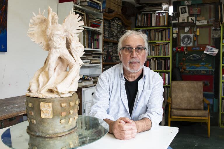 Jorge Aranda en su atelier, junto a su obra: 