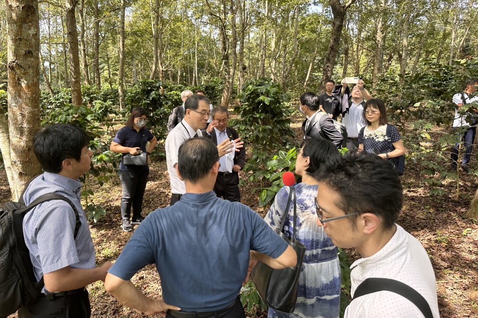 臺日大學聯盟的日方學校代表參訪暨大楓香林咖啡園