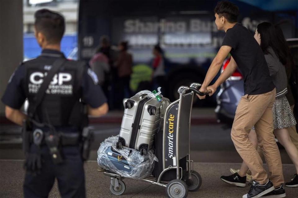 Revisa si tu pasaporte está en vigor antes de llegar al aeropuerto. David McNew/Getty Images