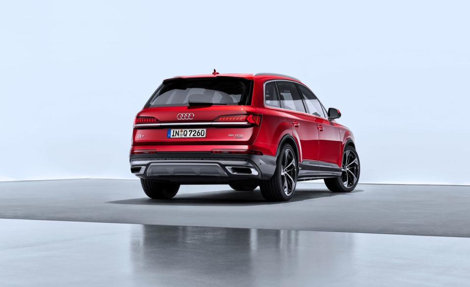 View Photos of the 2020 Audi Q7