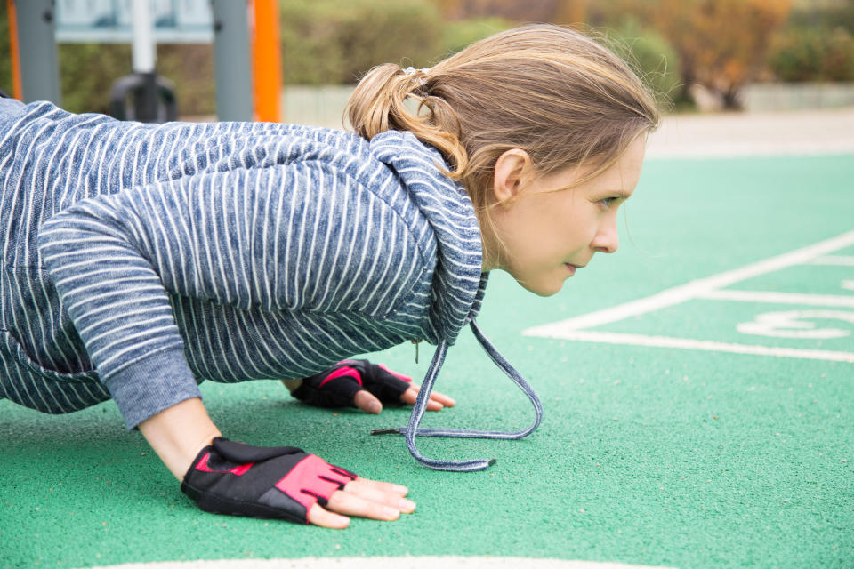 <p>Colócate como si fueras a hacer flexiones y el ejercicio consiste en mover las piernas por debajo del torso hacia delante. Con la derecha intenta tocar el brazo izquierdo y al revés. Repite unas 50 veces. (Foto: Freepik / <a rel="nofollow noopener" href="http://www.freepik.es/foto-gratis/cansado-tensado-atleta-sosteniendo-tablon_4010583.htm" target="_blank" data-ylk="slk:katemangostar;elm:context_link;itc:0;sec:content-canvas" class="link ">katemangostar</a>). </p>