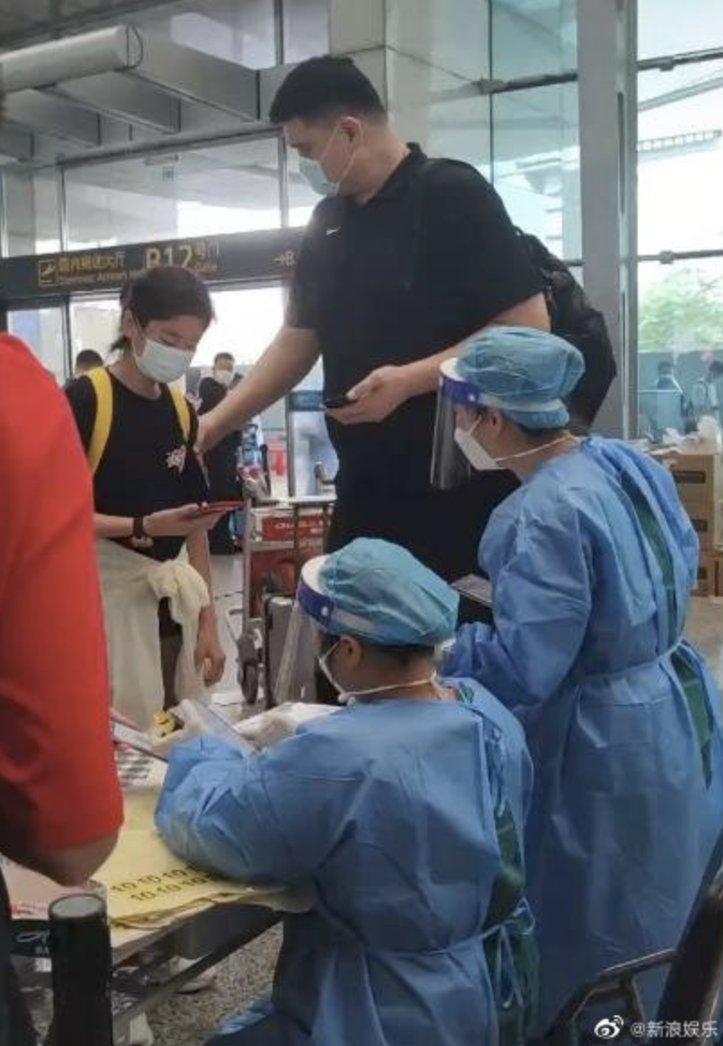 姚明和愛女姚沁蕾在機場做核酸檢測。（翻攝微博）