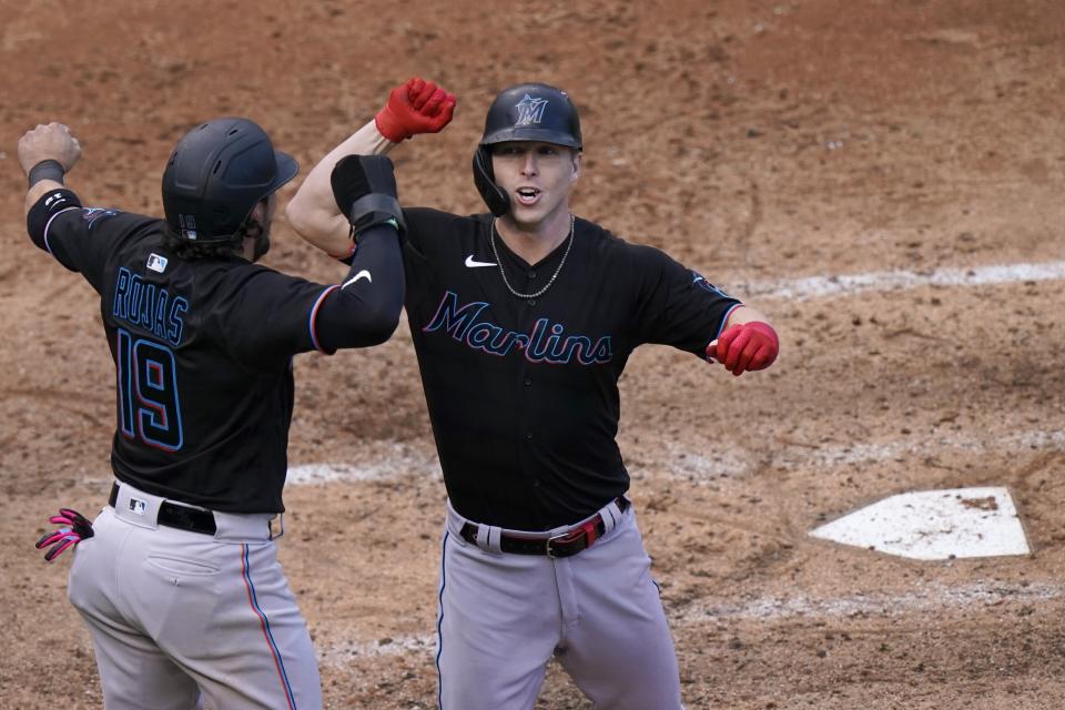 Miguel Rojas celebra con Corey Dickerson de los Marlisnde Miami después de su cuadrangular de tres carreras en la séptima entrada ante los Cachorros de Chicago en el primer juego de comodín de la Liga Nacional el miércoles 30 de septiembre del 2020. (AP Photo/Nam Y. Huh)