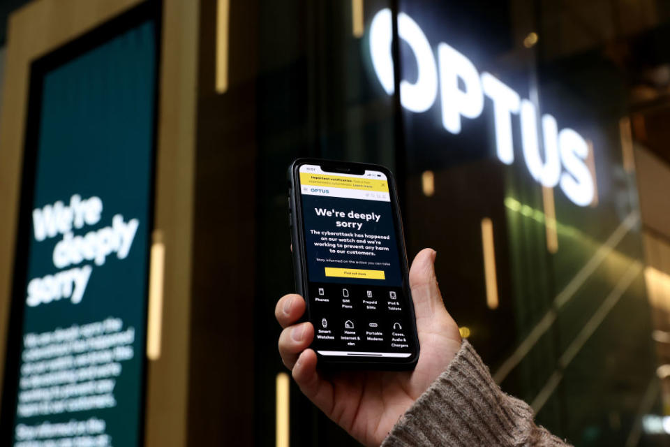 A Optus service message is displayed on a phone outside an Optus store on October 05, 2022 in Sydney, Australia. 