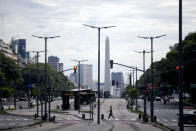 Un hombre cruza la Avenida 9 de Julio en el centro de Buenos Aires que amaneció sin tráfico el jueves 10 de abril de 2014. Decenas de miles de personas tuvieron complicaciones el jueves para llegar a sus trabajos o se quedaron en su casa debido a la huelga nacional convocada por los sindicatos más combativos de Argentina que paralizó el transporte público y otras actividades, en un contexto de creciente conflictividad social. (AP foto/Natacha Pisarenko)