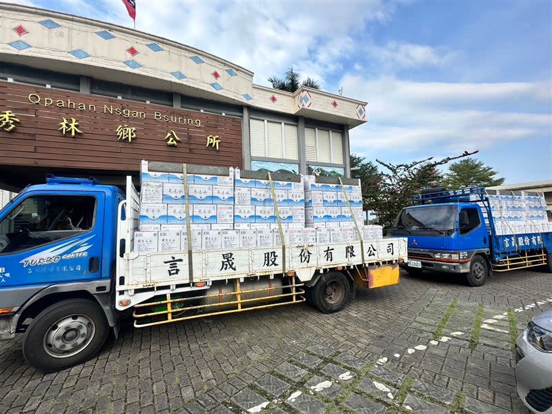 魏嘉賢議員募集民間資源　捐贈600箱飲用水給災民