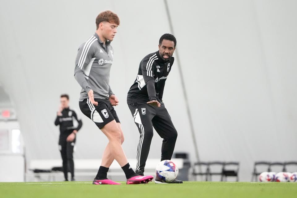 Columbus Crew head coach Wilfried Nancy motions to Columbus Crew midfielder Aidan Morris (21) during training at the OhioHealth Performance Center during the preseason.