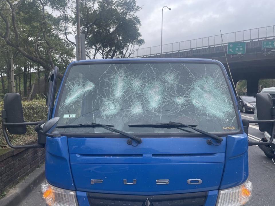 貨車與賓士車發生行車糾紛，貨車遭攔下被3名惡煞拿棒球棍猛砸。（三峽警分局提供）