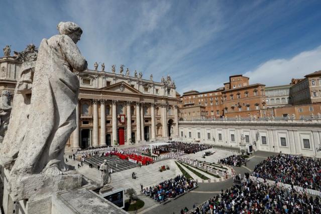 Una vista muestra la Misa del Domingo de Ramos en la Plaza de San Pedro en el Vaticano