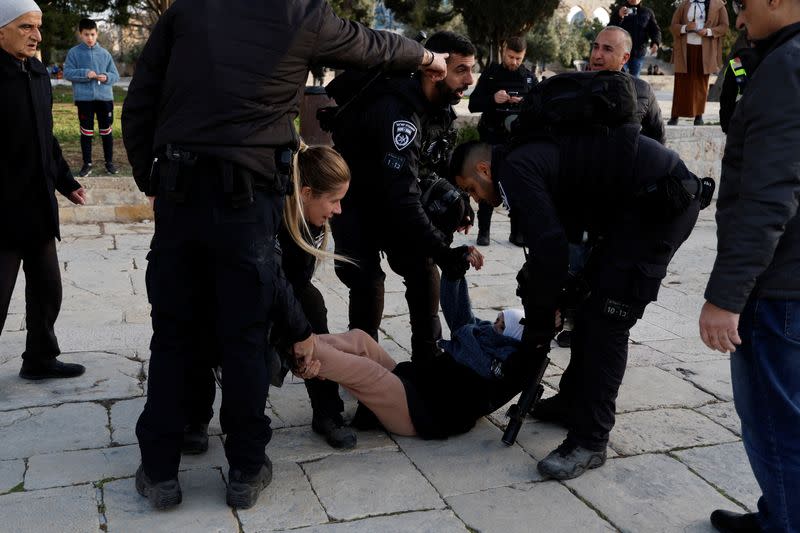 Tension arises during clashes with Palestinians in Jerusalem&#39;s Old City