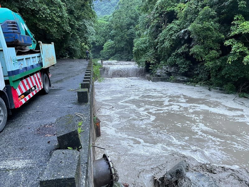 連日降雨原水濁度飆升 北花蓮減壓供水 花蓮近日強降雨，自來水公司第九區管理處指出，娑 婆礑溪原水濁度飆升、取水口淤積等，超出淨水廠處 理能力，北花蓮約2萬戶減壓供水。 （自來水公司第九區管理處提供） 中央社記者張祈傳真  113年7月3日 