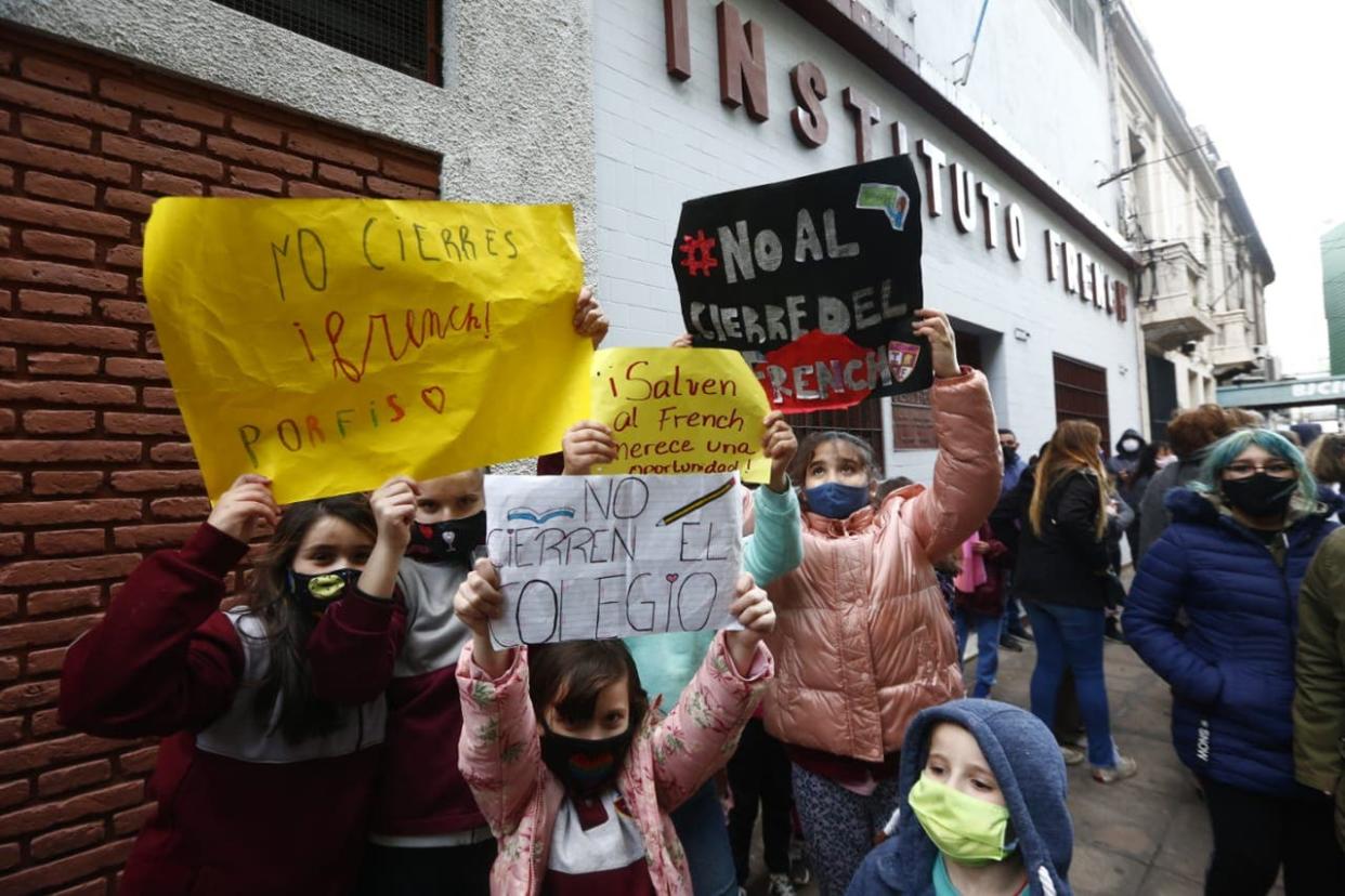 Durante la jornada de hoy, hubo dos manifestaciones de alumnos, docentes y padres en la puerta del Instituto French, en Ramos Mejía; las autoridades del colegio anunciaron el cierre definitivo del establecimiento