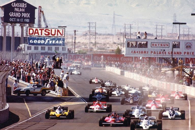 El antiguo circuito de Las Vegas, donde la Fórmula 1 corrió en 1981 y 1982, emplazado en el estacionamiento del Caesars Palace; del abrasivo sol a las luces artificiales, 41 años después la cita será nocturna