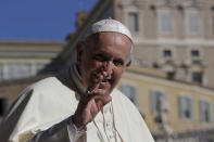 El papa Francisco llega a la Plaza de San Pedro del Vaticano para su audiencia general semanal, el 12 de septiembre de 2018. (AP FotoAlessandra Tarantino)