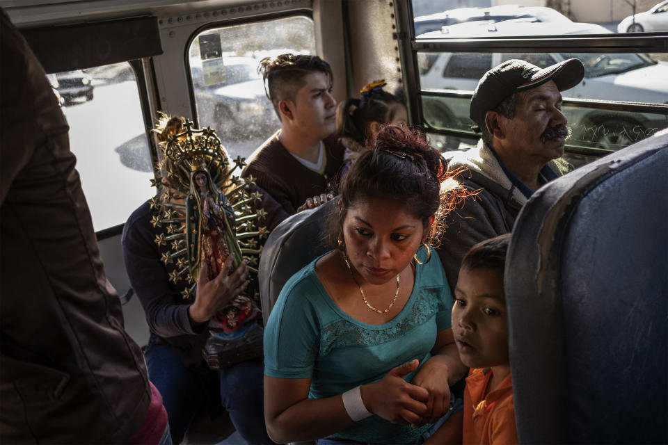 Dariela (24) and her son going by bus to the bank to receive money by her mother from Honduras, December 2, 2018. (Photo: Fabio Bucciarelli for Yahoo News)