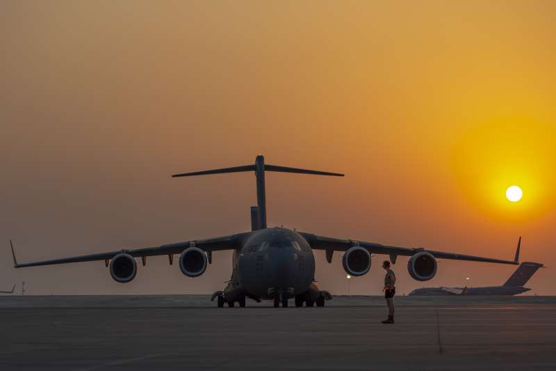 在喀布爾機場準備起飛的C-17運輸機。（美聯社）