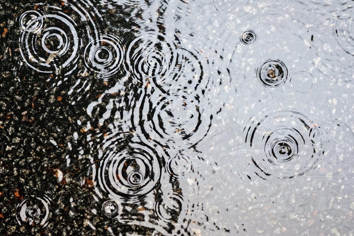 The math of raindrops. <a href="https://www.shutterstock.com/image-photo/rain-on-asphalt-tarmac-road-creating-318261128?src=P0QMTPgKihYHilqhp1RT_A-1-23" rel="nofollow noopener" target="_blank" data-ylk="slk:Stefan Holm/shutterstock.com;elm:context_link;itc:0;sec:content-canvas" class="link ">Stefan Holm/shutterstock.com</a>