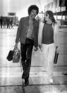 <p>Esta es posiblemente una de sus últimas imágenes, tomada el 2 de septiembre de 1970 en el aeropuerto de Londres junto a Eric Barrett. Hendrix falleció el día 18 de ese mismo mes con tan solo 27 años. (Foto: Evening Standard / Getty Images)</p> 