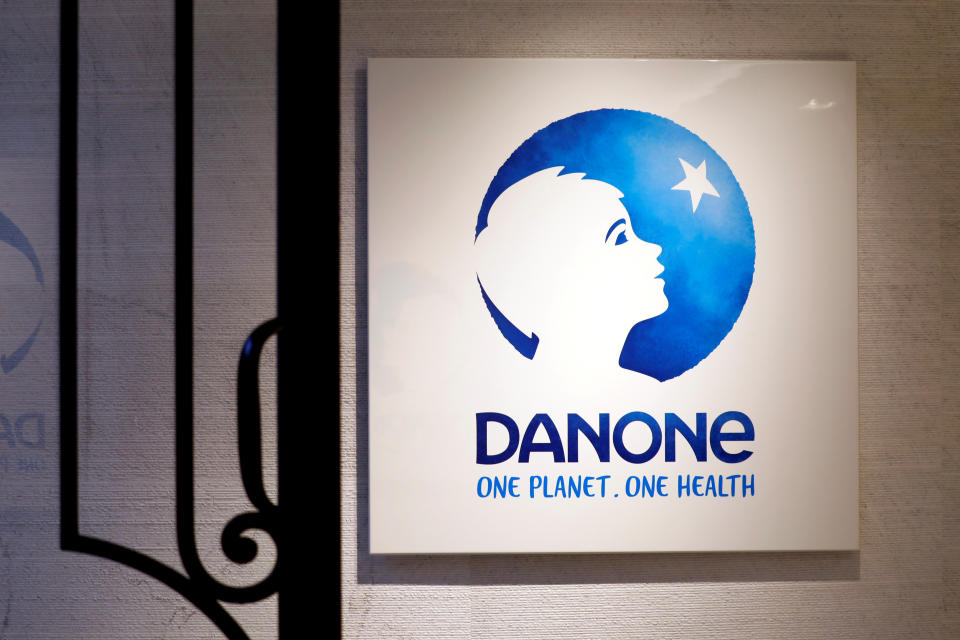 Über Preiserhöhungen des Herstellers Danone sind Kunden derzeit besonders verärgert.  (Bild: REUTERS/Charles Platiau)