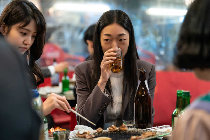 新人李寒星在《假面女郎》飾演金貌美還沒整形前的模樣，因外貌不出色感到自卑。（圖／Netflix提供）