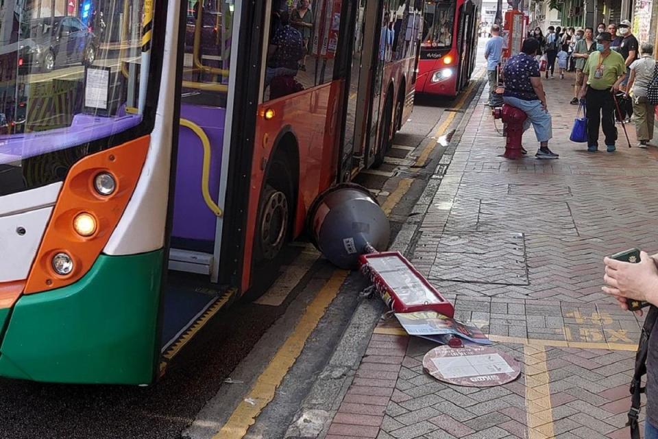 紅磡有巴士站牌被巴士撞倒，擊傷候車途人。(FB群組「馬路的事討論區」)