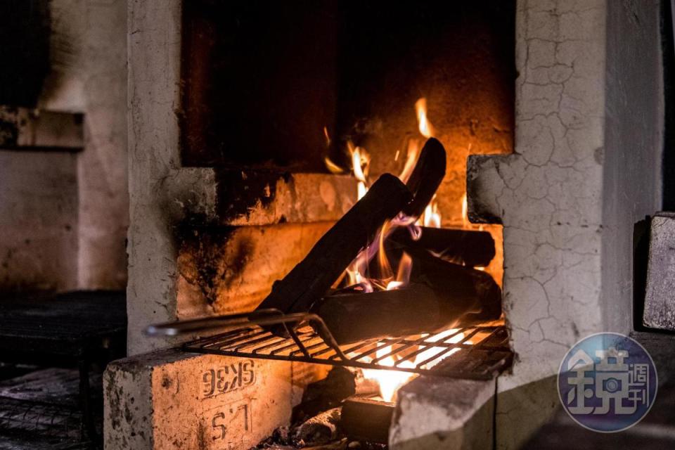 Cantina del Gio承襲古法，以龍眼木燒烤。