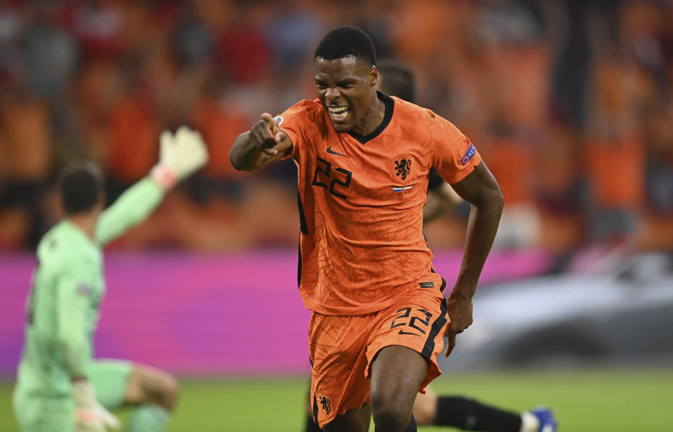 El holandés Denzel Dumfries celebra después de anotar el segundo gol de su equipo en el partido por el Grupo C de la Euro 2020 ante Austria, el jueves 17 de junio de 2021, en Ámsterdam. (John Thys, Pool via AP)