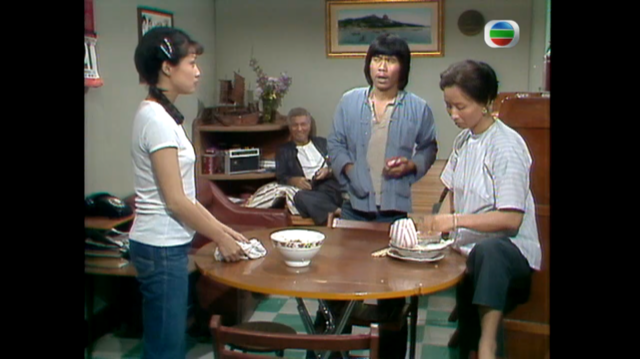 愛姐1979年《抉擇》中演石堅媳婦。 (無綫截圖)