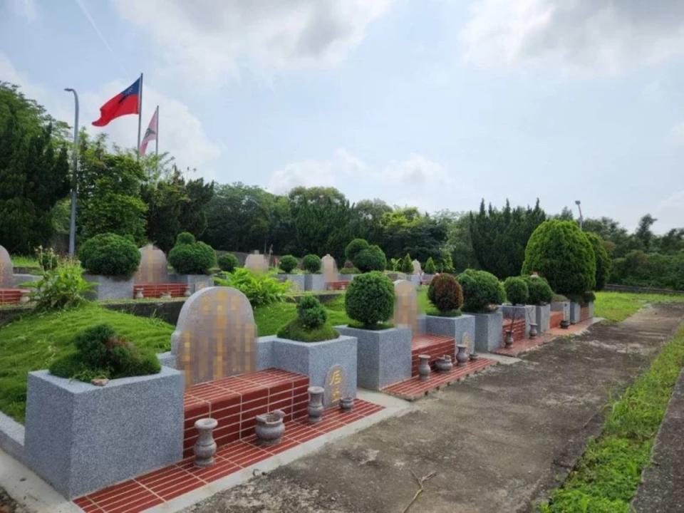 竹市示範公墓遭人惡意在墓碑上畫叉，市府報警緝凶譴責不法。（圖：民眾提供）