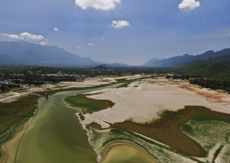 Una vista del embalse La Boca que abastece de agua a la ciudad norteña de Monterrey está casi seco debido a que la parte norte de México se ve afectada por una intensa sequía, en Santiago, México, el sábado 9 de julio de 2022. (Foto AP/Fernando Llano)