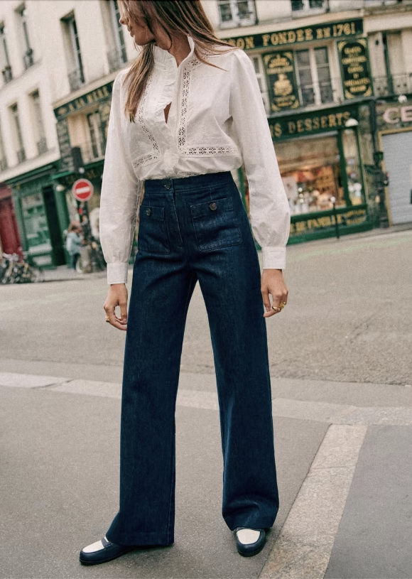 <p>El modelo de jeans que lleva María Valdés no está disponible en la web de la firma Sézane, pero sí encontramos unos jeans similares con el mismo efecto vientre plano y piernas más largas. </p><p>Pantalones vaqueros Dan, Sézane 120 €</p><p><a href="https://www.sezane.com/es/product/pantalon-dan/indigo#size-34" rel="nofollow noopener" target="_blank" data-ylk="slk:COMPRAR" class="link ">COMPRAR</a></p>