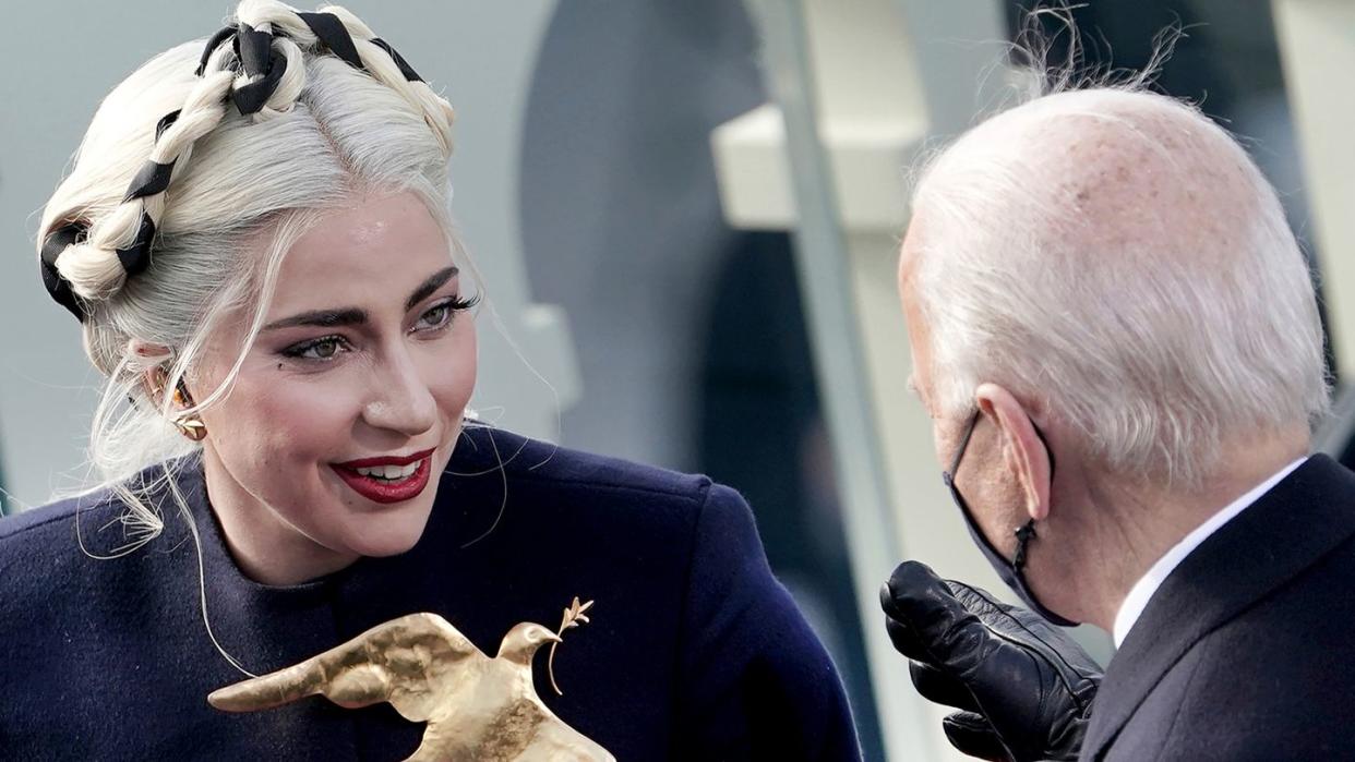 Lady Gaga mit goldener Friedenstaube bei der Amtseinführung von Joe Biden.