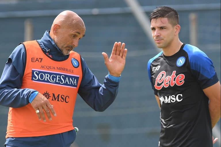 Luciano Spalletti, entrenador de Napoli, da indicaciones a Giovanni Simeone, delantero argentino del flamante campeón italiano

