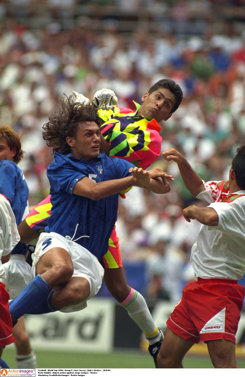 Jorge Campos compite por un balón aéreo con Paolo Maldini. (ActionImages)