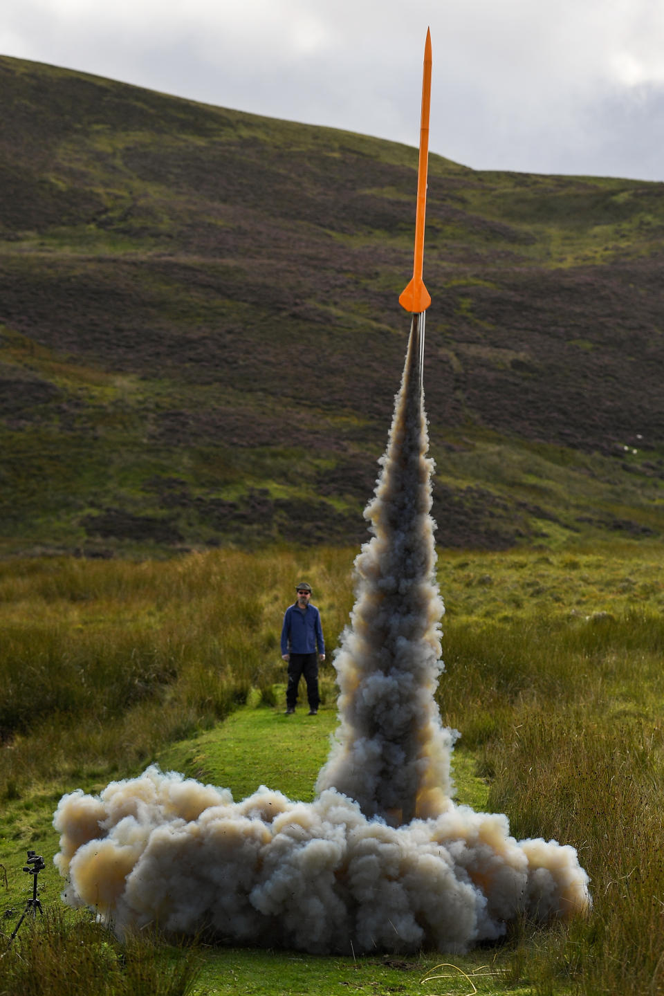 <p>A man watches a rocket launch while gathering for International Rocket Week on August 22, 2018 in Fairlie, Scotland. The IRW 2018 is the 33rd annual rocket flying event in Scotland for model and amateur rocketeers with rocketry followers of all ages that runs for eight days and encompasses research, competition rocket building and flying. (Photo by Jeff J Mitchell/Getty Images) </p>
