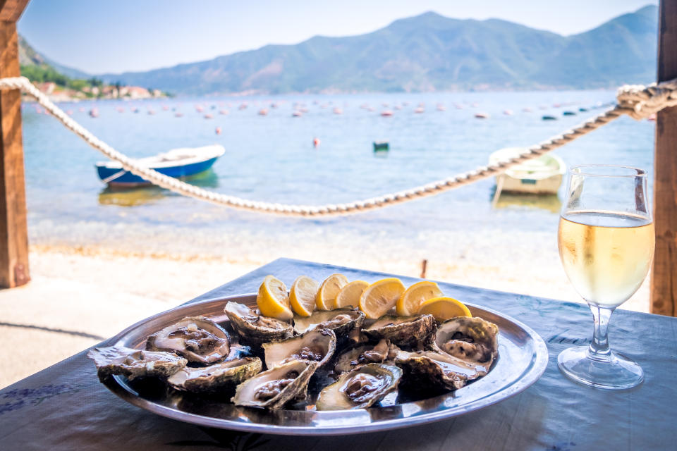 Una alimentación que contemple el consumo adecuado de sal yodada y de pescados y mariscos por lo menos dos veces por semana, puede mantener los niveles adecuados de yodo en nuestro organismo. (Getty Creative)