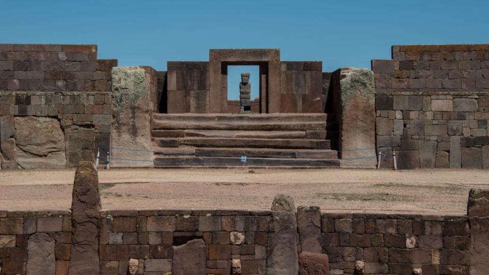 El &quot;Monolito Ponce&quot; está ubicado en el Templo de Kalasasaya, parte del sitio arqueológico de Tiwanaku a unos 71 km al este de La Paz, Bolivia. El monolito se muestra alineado con la puerta principal de Kalasasaya. En los equinoccios, el sol brilla en el monolito.
