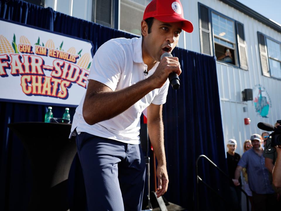Vivek Ramaswamy rapping at the Iowa State Fair.