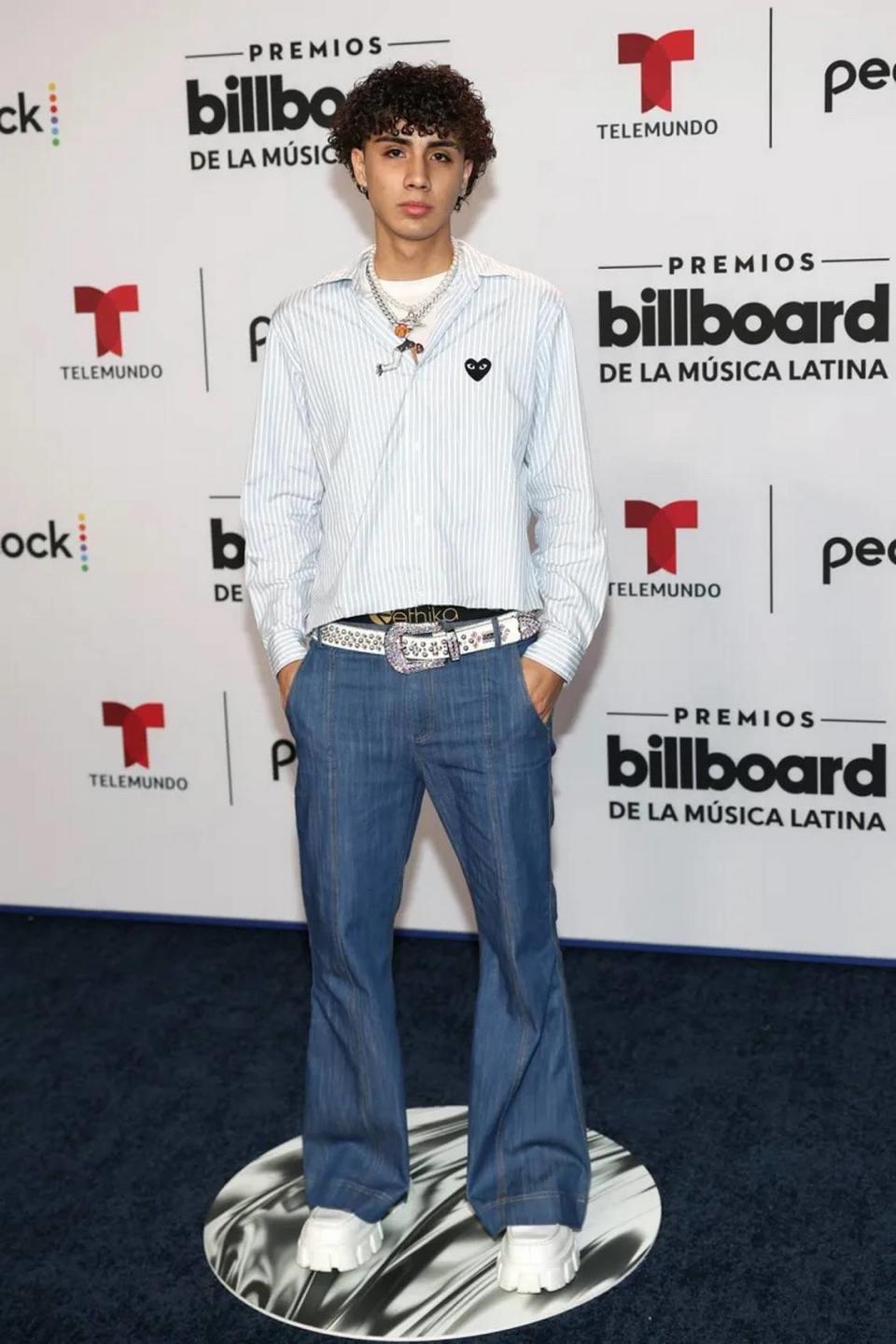DannyLux posa para las cámaras en la alfombra azul de Premios Billboard 2023.