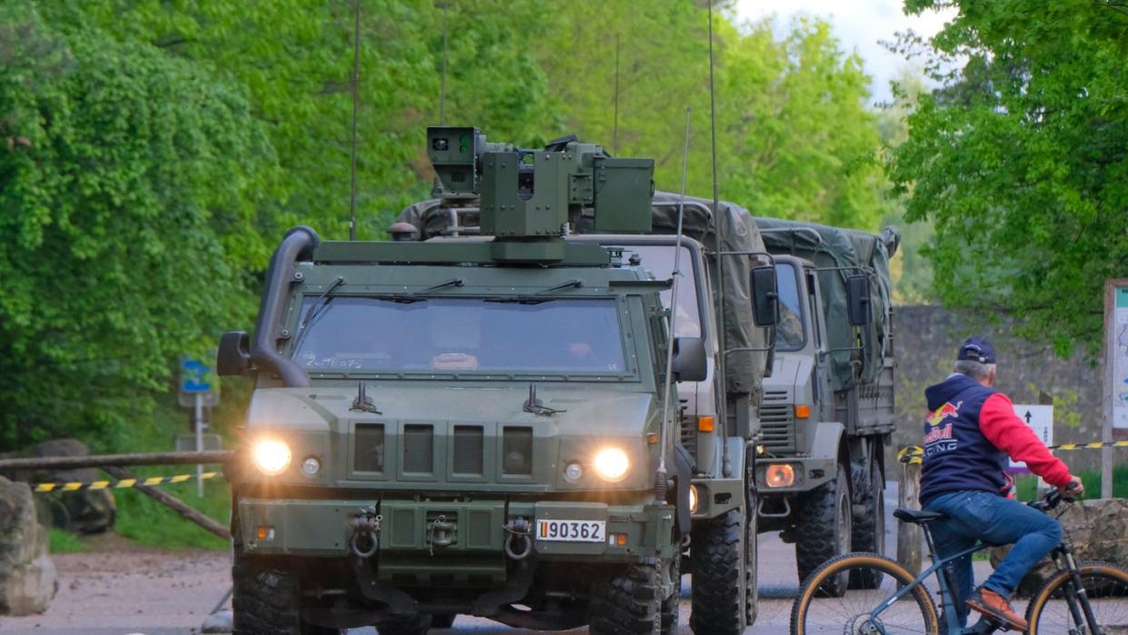 Fahrzeuge des belgischen Militärs im Mai während der Fahndung nach dem Soldaten.