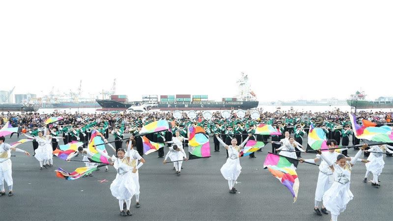 「翡翠騎士」精湛演出，讓高雄民眾搶先國慶日觀賞。（圖／高市府提供）